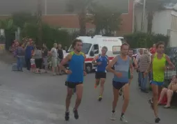 Il gemmelli Dematteis, ai lati, fanno da apripista alla corsa in frazione San Martino